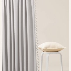 Világosszürke Lara függöny, ezüst karikákon, rojtokkal 140 x 260 cm