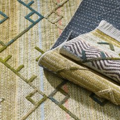 Origineller grüner Teppich im Ethno-Stil mit buntem Muster