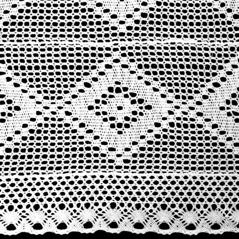 Față de masă albă elegantă cu margine de dantelă