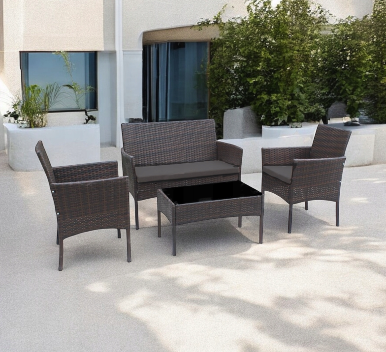 Elegante Gartenmöbelgarnitur aus Rattan mit Tisch in Braun