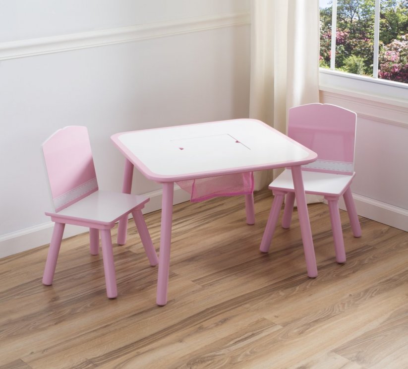 Růžový stůl a židle pro dívky vyrobený ze dřeva