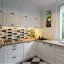 Design-Küchenuhr mit Basilikum