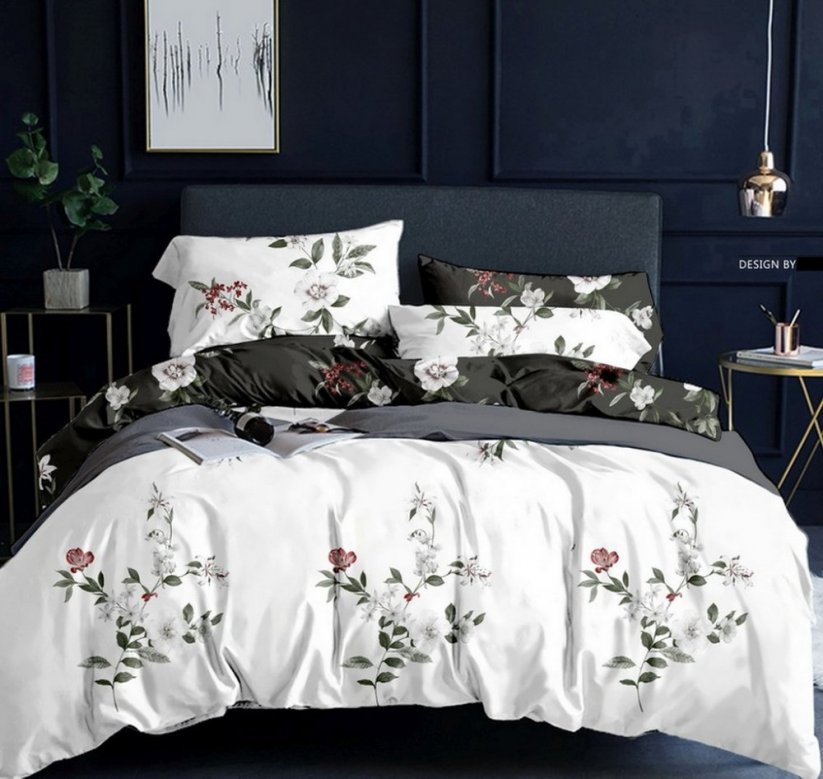 Gyönyörű fehér ágynemű, gyönyörű piros virágokkal