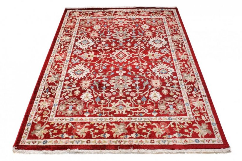 Красив червен килим в ретро стил
