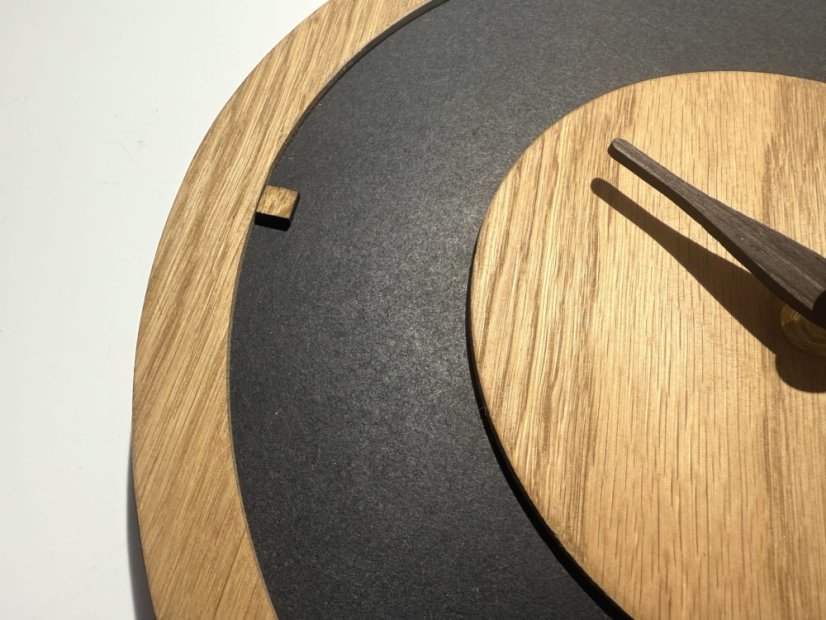 Drevené nástenné hodiny z dubového dreva Oak Flow – 30 cm