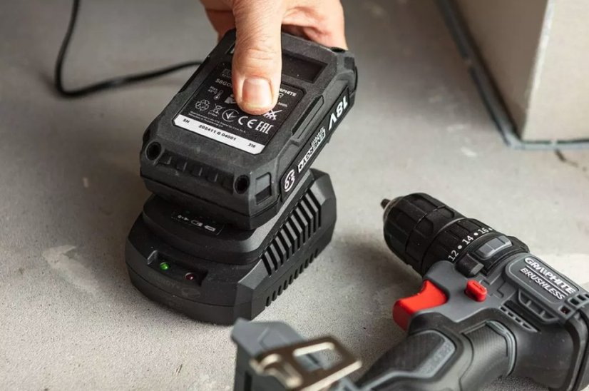 Set baterie și încărcător GRAPHITE Energy+ 2Ah