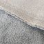 Moderný huňatý koberec v sivej farbe