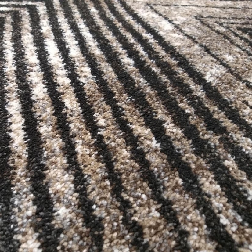 Tappeto moderno con interessante motivo geometrico di linee diagonali ripetute