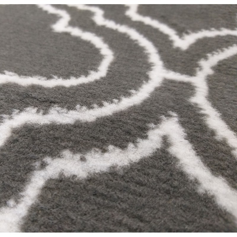 Grauer skandinavischer Teppich mit weißem Muster