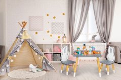 Simpatico tavolino per bambini con due sedie a forma di coniglietto