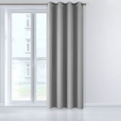 Langer grauer Fenstervorhang
