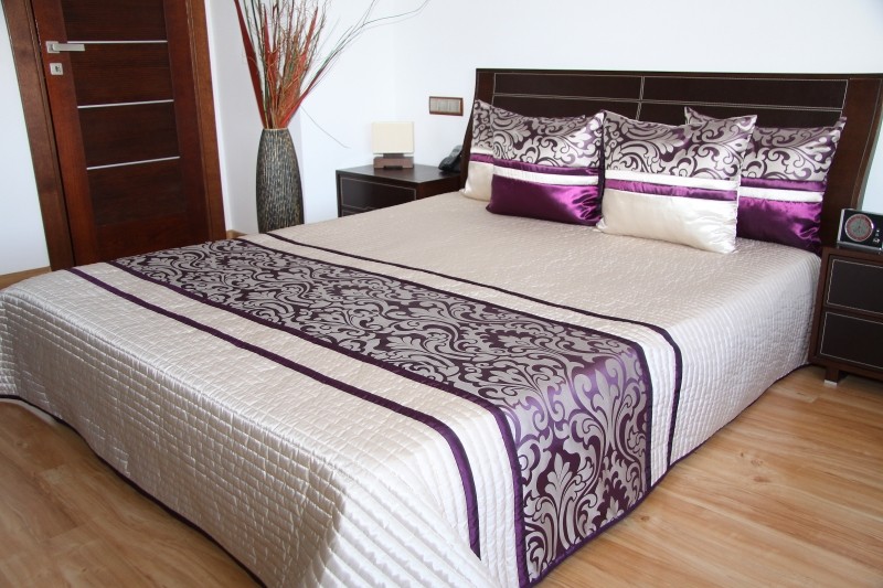 Béžový luxusní přehoz přes postel s fialovým vzorem