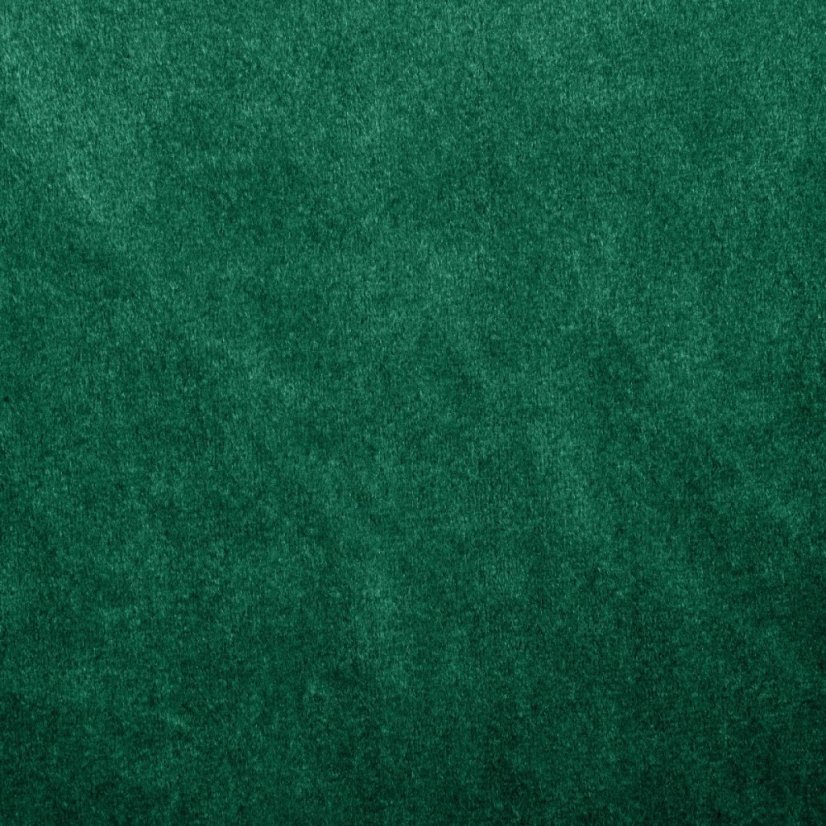 Zelený zamatový záves s ozdobným prešívaním a gombíkmi v hornej časti