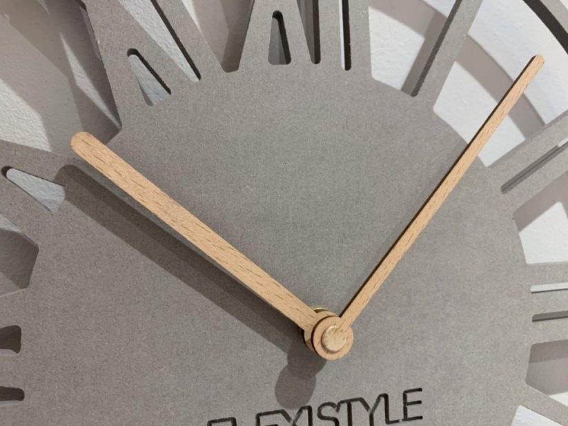 Semplice orologio da parete grigio con design in legno