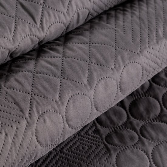 Dizajnový prehoz na posteľ Boni tmavo sivej farby