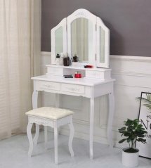 Elegantní bílý toaletní stolek s velkým zrcadlem a taburetem