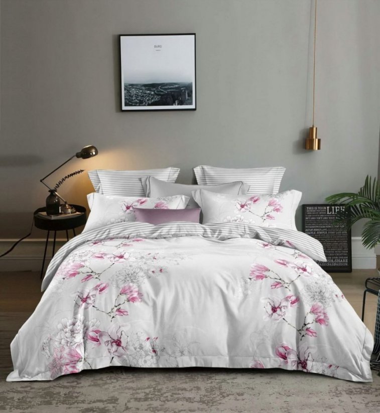 Szürke kétoldalas ágynemű, rózsaszín virágokkal