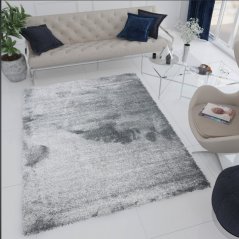 Měkký šedý koberec