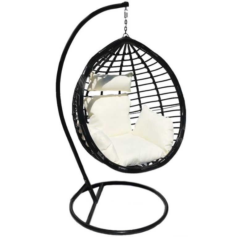 Štýlové závesné kreslo čiernej farby s rôznymi vankúšmi