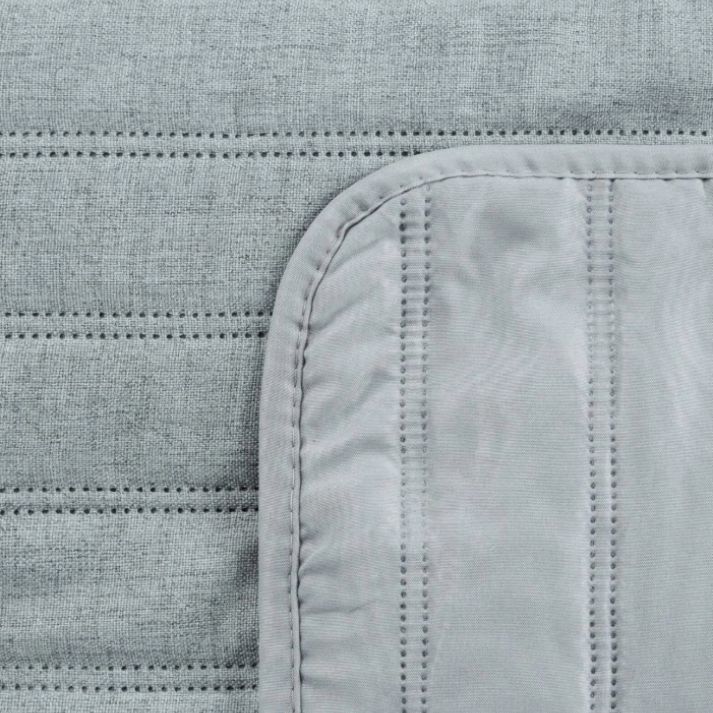 Prešito posteljno pregrinjalo z laneno teksturo - kovinsko modra