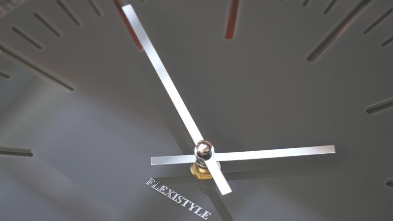 Moderne dunkelgraue Wanduhr