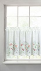 Romantische Fensterdekoration im Landhausstil