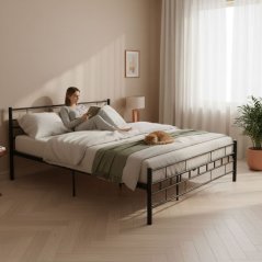 Moderná kovová posteľ so stabilným rámom v minimalistickom dizajne