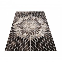 Hnedý vzorovaný koberec a abstraktným motívom