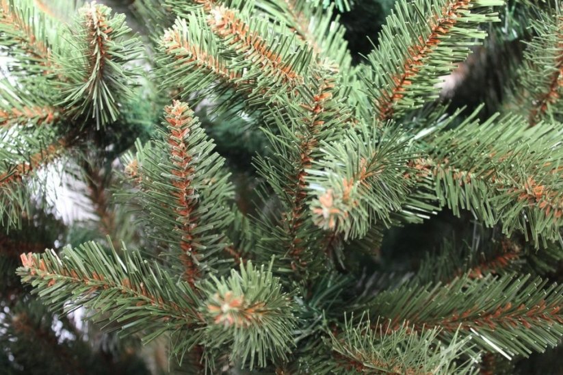 Gyönyörű hegyi lucfenyő műkarácsonyfa 150 cm