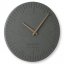 Moderní hodiny ze dřeva ve světle šedé barvě