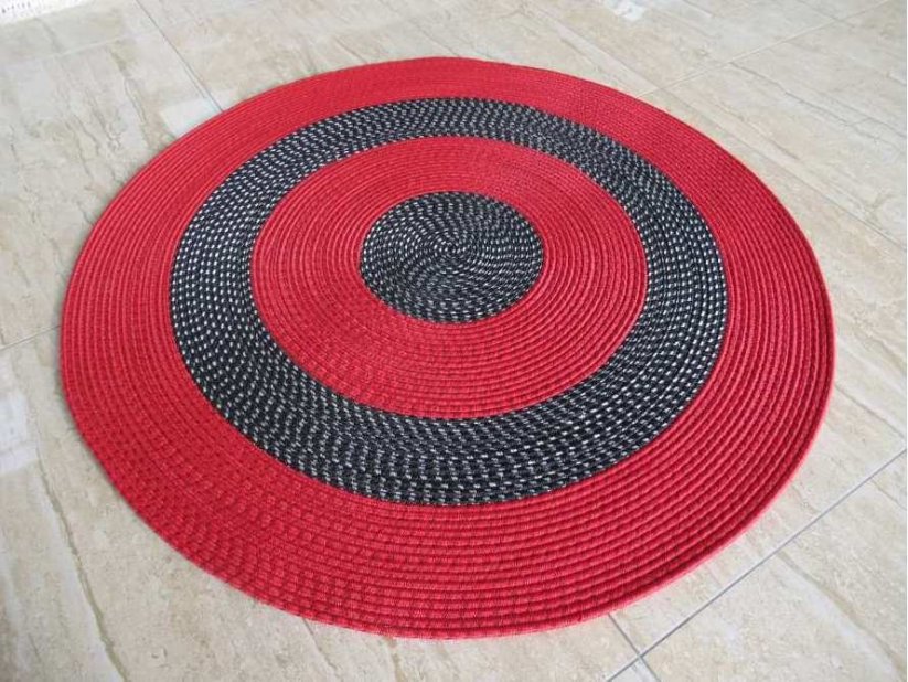 Okrúhly koberec v červeno čiernej farbe