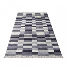 Sivý koberec s obdĺžnikmi a strapcami