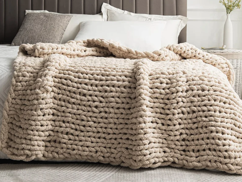 Béžová ručne pletená deka 120 x 120 cm