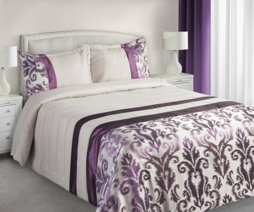 Kétoldalas ágytakaró krém-lila színben, ketteságyra, lila díszekkel
