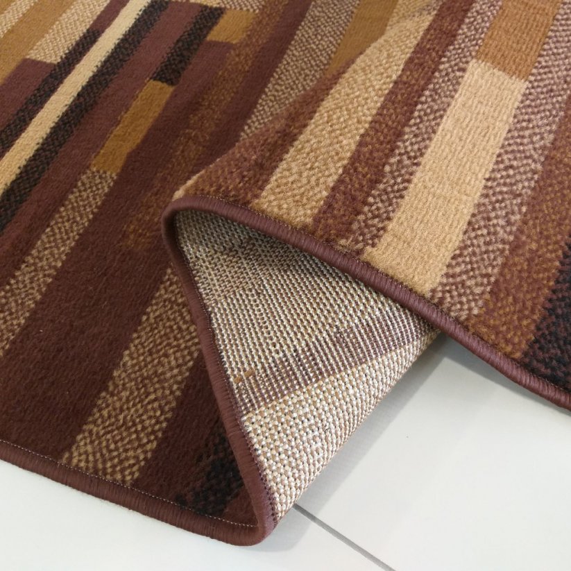Original brauner Teppich im schlichten Stil