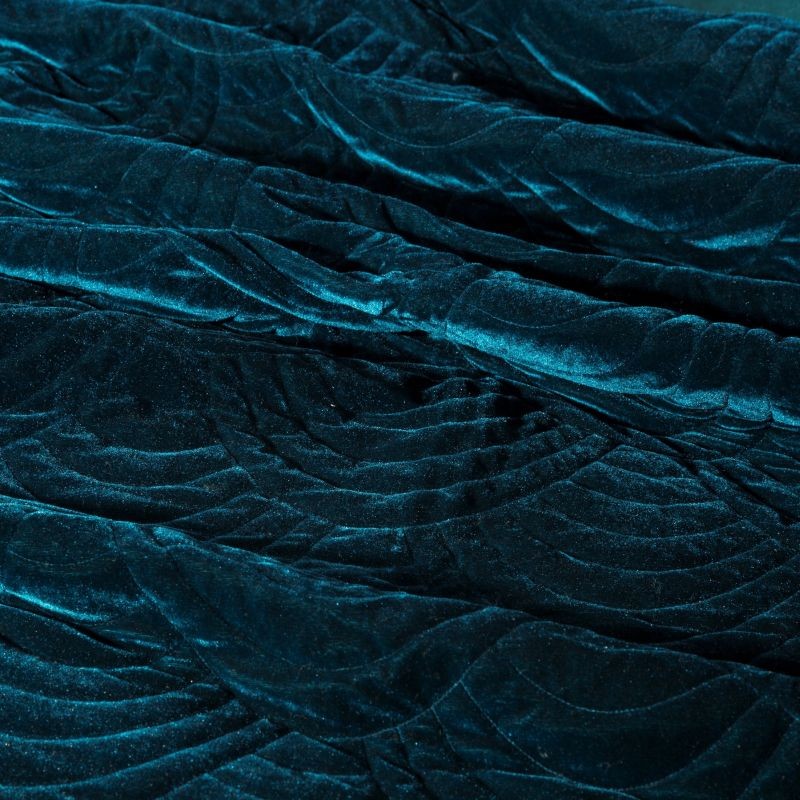 Elegantní sametový tmavě modrý přehoz na postel s módním prošitím