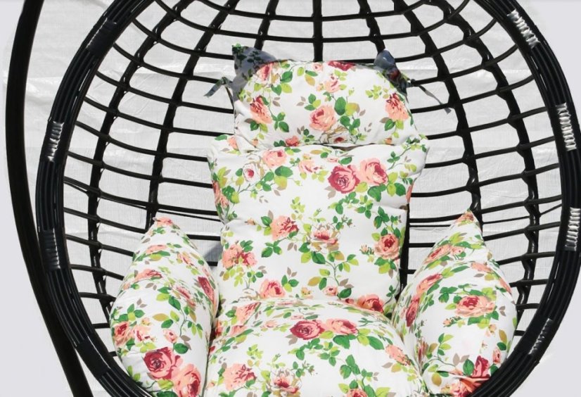 Štýlové závesné kreslo čiernej farby s rôznymi vankúšmi