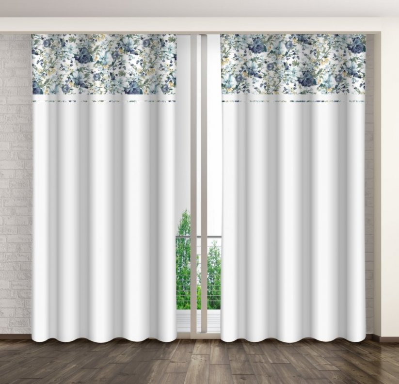 Weißer Deko-Vorhang mit einem Druck von schönen blauen Blumen