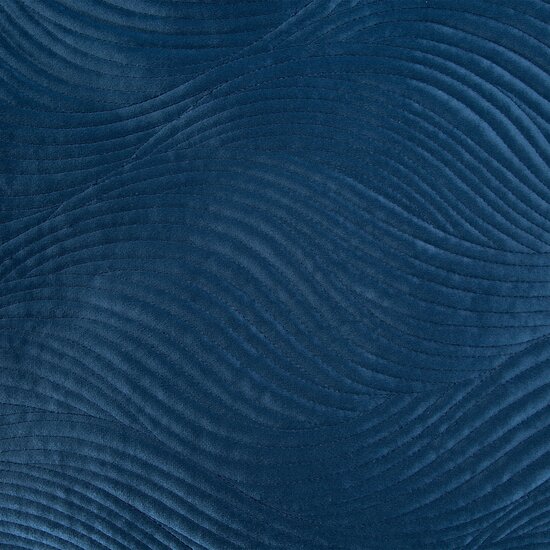 Kvalitný prešívaný prehoz na posteľ tmavo modrej farby