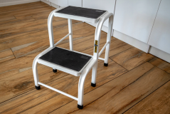 2-Stufen-Stufe aus Stahl mit einer Tragfähigkeit von 150 kg