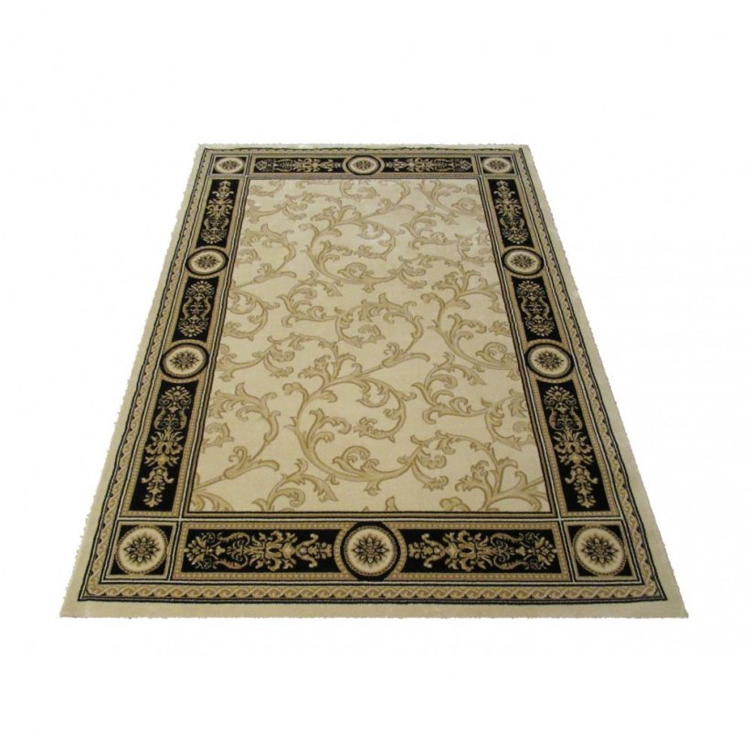 Béžový koberec s ornamentom