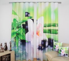 Tende moderne in colore verde con orchidea bianca