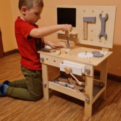 Drveni radni stol s alatima za male majstore