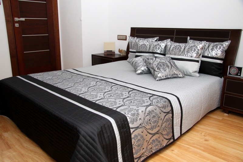 Luxus ágytakaró fekete-ezüstszürke színben