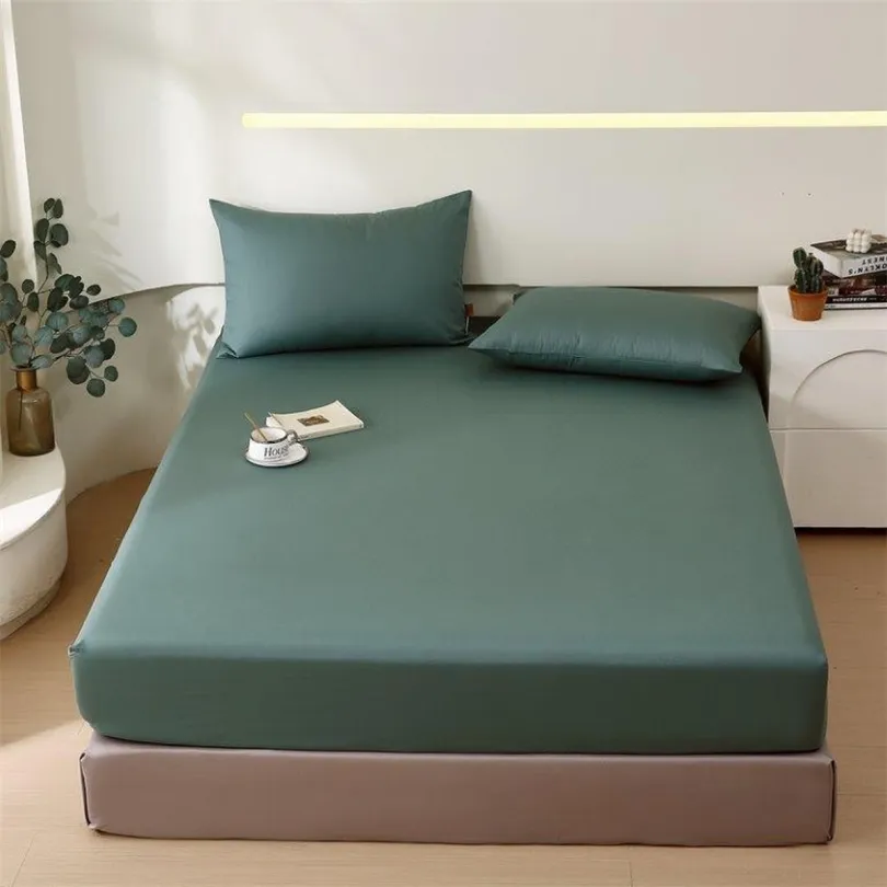 Bavlnená posteľná plachta s gumkou - tmavo zelená