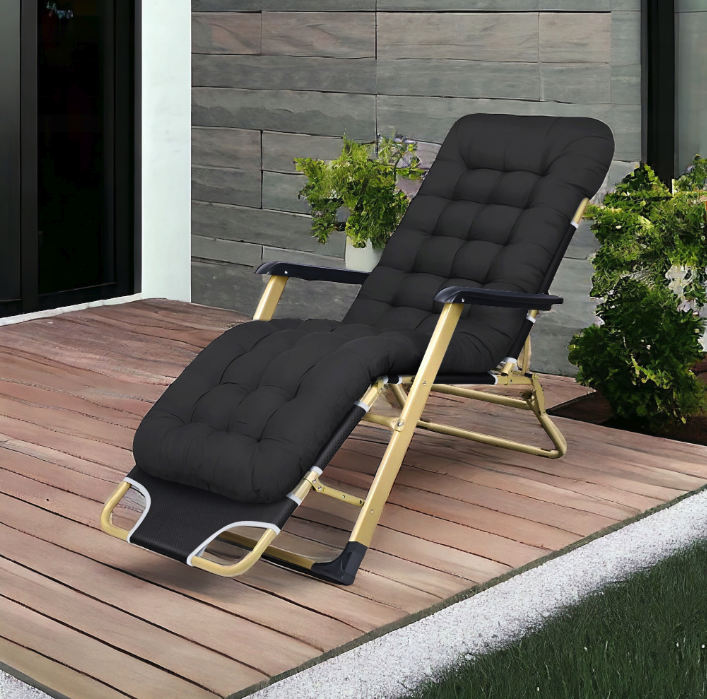 Gartenliegestuhl in goldener Farbe mit schwarzer Tasche