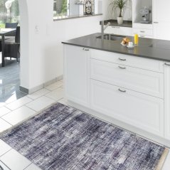 Tappeto grigio scuro con nappe