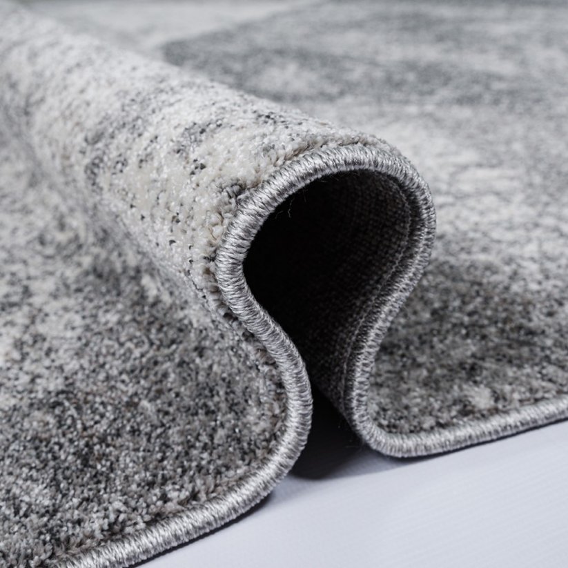 Moderný koberec s motívom kosoštvorcov sivej farby