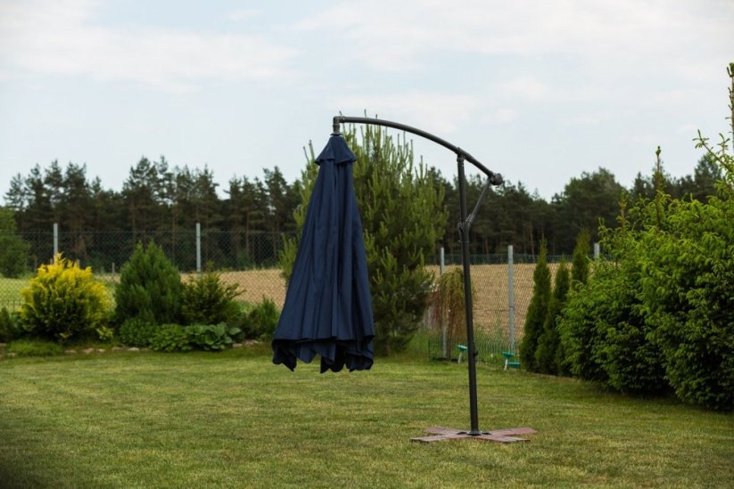 Kék kerti napernyő állvánnyal