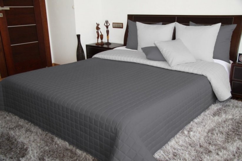 Obojstranný prešívaný prehoz na postel sivej farby